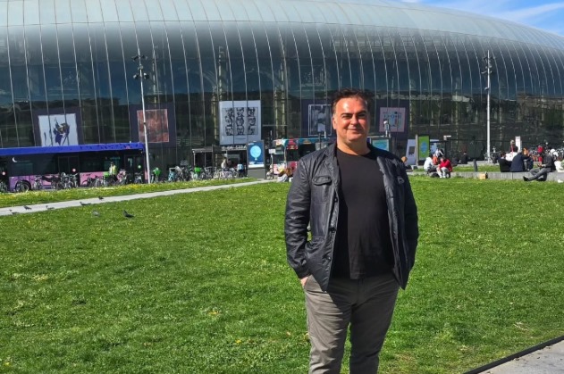 Umut Yılmazkeçeci’den Göçmenlerin Derin Hikâyesi: “Bir Bavul Umut”